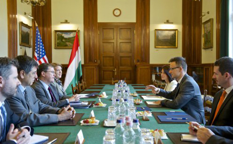 Magyar-amerikai, valamint magyar-német gazdasági együttműködésről tárgyalt ma Szijjártó Péter 